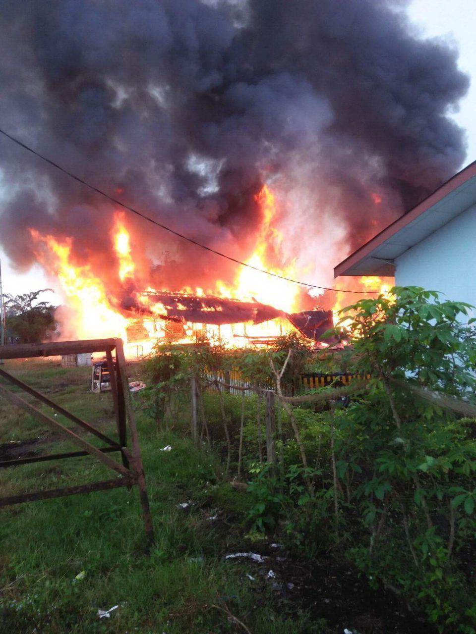Kebakaran Kembali Terjadi di Inhil, Rumah Karyawan PT THIP Hangus Dilalap Sijago Merah